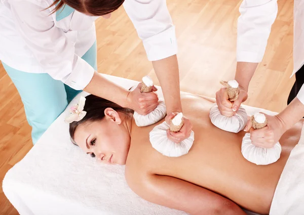 Mädchen mit thailändischer Kräuterkompresse Massage im Beauty Spa. — Stockfoto