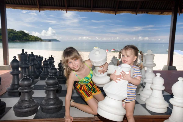 Τα παιδιά παίζουν σκάκι σχεδόν στη θάλασσα. — Φωτογραφία Αρχείου