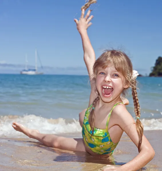 Emoción chica en la costa del mar . —  Fotos de Stock