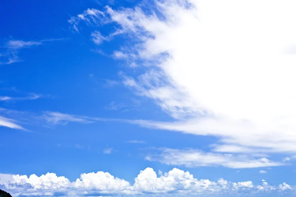 Modrá obloha a white cloud. Příroda. — Stock fotografie
