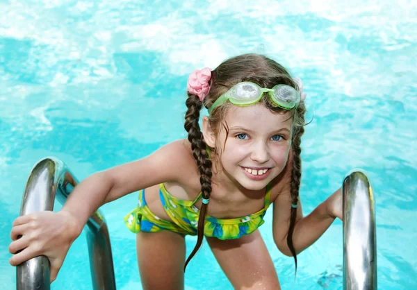 Κορίτσι με γυαλιά αφήνει πισίνα. — Φωτογραφία Αρχείου