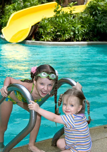 Mädchen mit Schutzbrille verlässt Pool. — Stockfoto