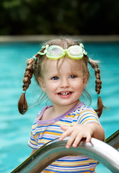 Ребенок в защитных очках оставляет бассейн . — стоковое фото