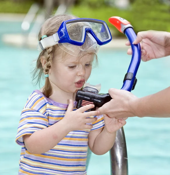 Kind lernt schwimmen . — Stockfoto