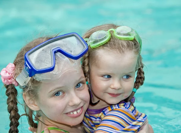 Děti plavat v bazénu. — Stock fotografie