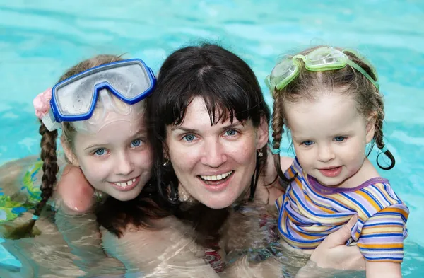 Lycklig familj i poolen. — Stockfoto