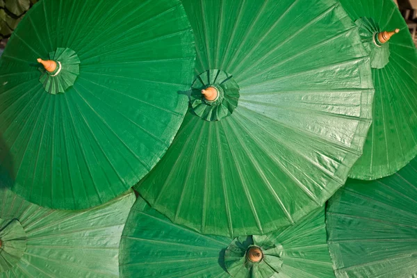 Bakgrund av gröna kinesiska paraply. — Stockfoto