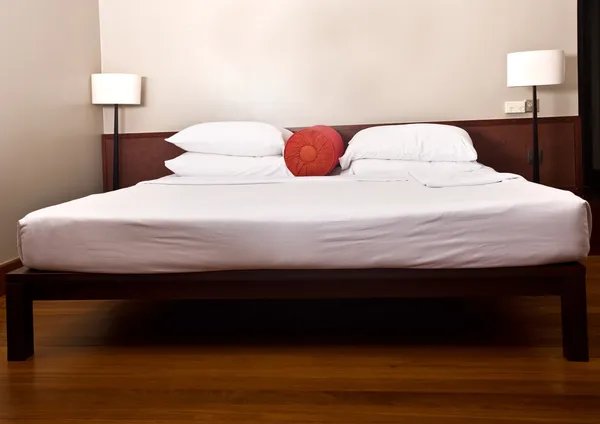 Bett und Kopfteil im Schlafzimmer mit Lampe. — Stockfoto