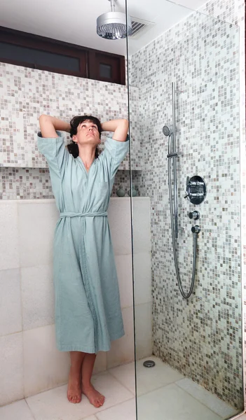 Yeşil bir banyoda genç kadın. — Stok fotoğraf
