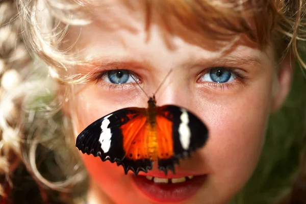 Gelukkig kind met vlinder op nek. — Stockfoto