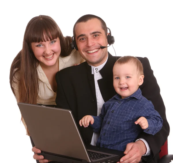 Ευτυχισμένη οικογένεια με φορητό υπολογιστή και το ακουστικό. — Φωτογραφία Αρχείου