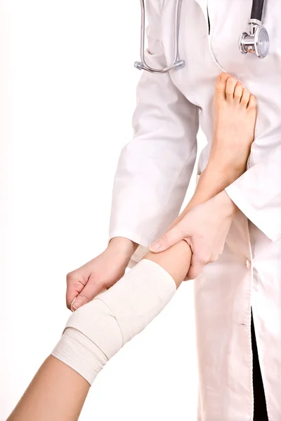 Pronto soccorso al trauma al ginocchio . — Foto Stock