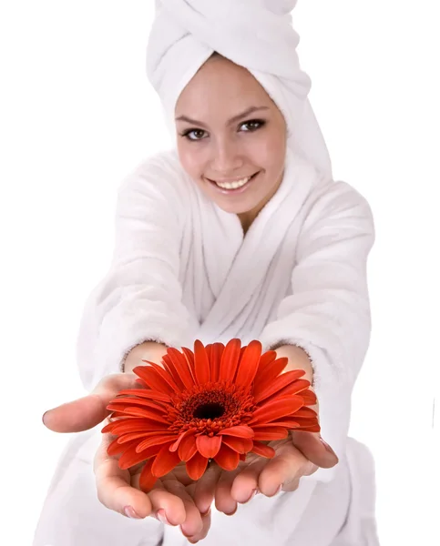 Meisje met rode bloem en witte handdoek op hoofd . — Stockfoto