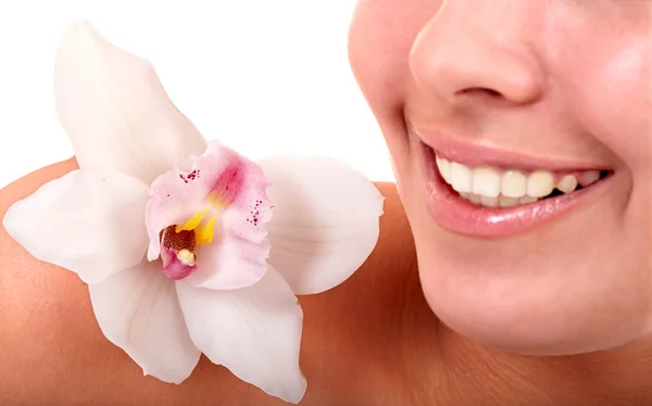 Meisje lippen en orchideebloem. spa salon. — Stockfoto