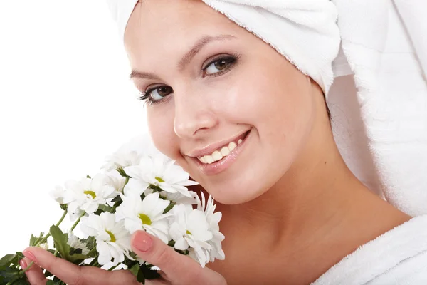 Meisje met bloem en witte handdoek op hoofdahşap tahta doku oyalanmak. — Stockfoto