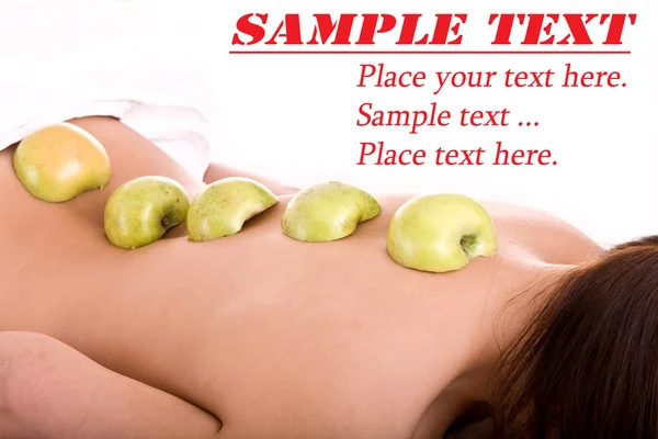 Meisje op kuuroord. exotisch fruit massage. — Stockfoto
