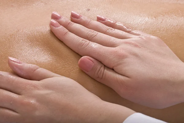 Massage av kvinnliga tillbaka. Spa . — Stockfoto