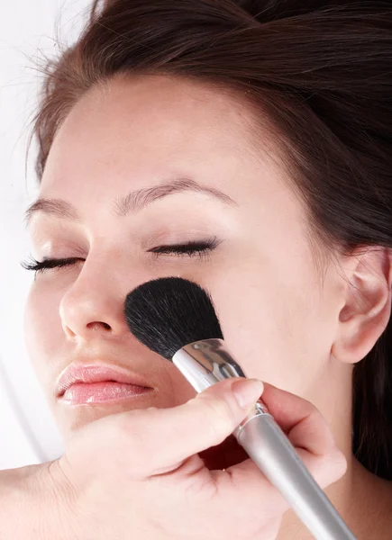 Make-up van jonge vrouw. — Stockfoto