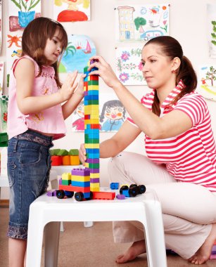 ahşap blok ve inşaat ile çocuk oyun odasında ayarla.