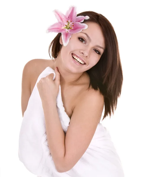 Meisje met handdoek en bloem in schoonheidsspecialiste spa. — Stockfoto