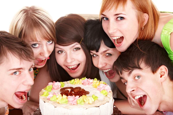 Счастливая группа молодых с тортом . — стоковое фото