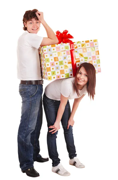 Щасливий чоловік і дівчина з подарунковою коробкою . — стокове фото