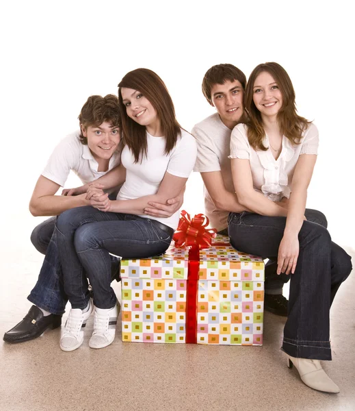 Ευτυχισμένη οικογένεια με το κιβώτιο δώρων. — Φωτογραφία Αρχείου