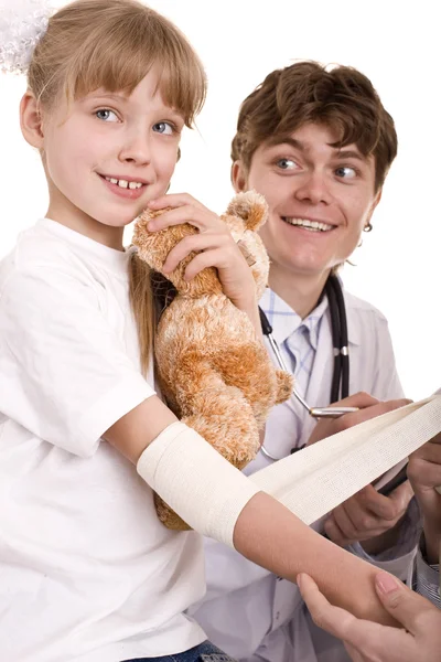 Doktor dát první pomoc dítěti. samostatný. — Stock fotografie