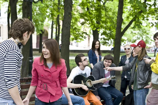 Grupo de estudiantes el fin de semana. Música — Foto de Stock