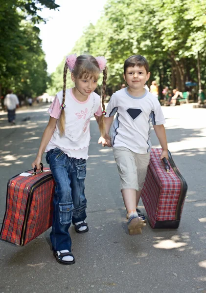 Kinder mit Koffer rennen. — Stockfoto