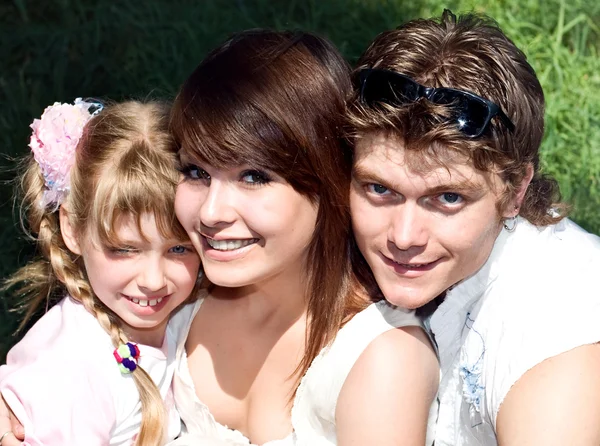 Gelukkige familie en dochter in park. — Stockfoto