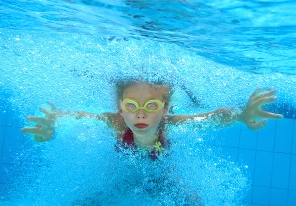 Kind onderwater zwemmen in zwembad. — Stockfoto