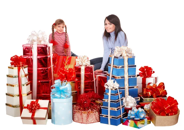 Feliz familia madre e hijo y caja de regalo de grupo . —  Fotos de Stock