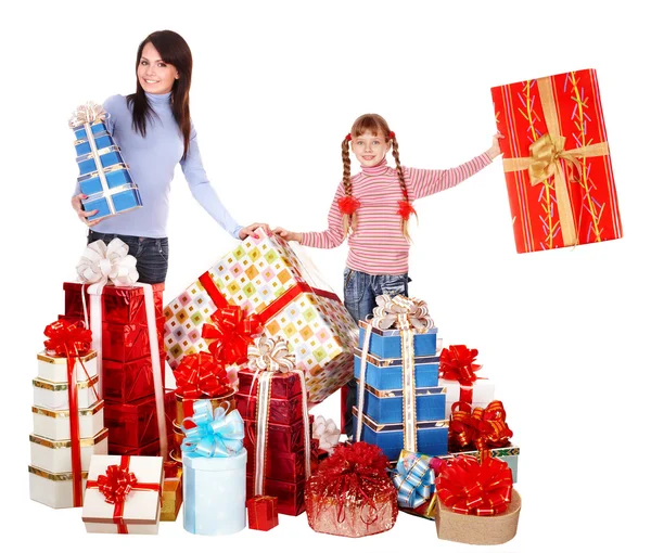 Glückliche Familie mit Kind und Gruppe Geschenk-Box. — Stockfoto