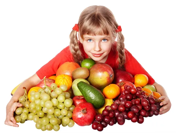 Barn flicka med grupp av grönsaker och frukt. — Stockfoto