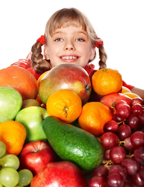 Kind meisje met groep van fruit. — Stockfoto