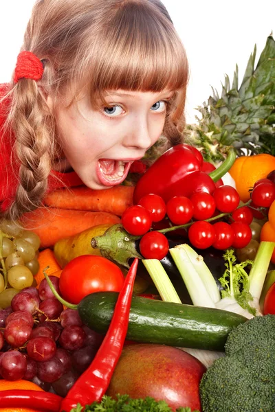Dítě dívka s skupinou zeleniny a ovoce. — Stock fotografie