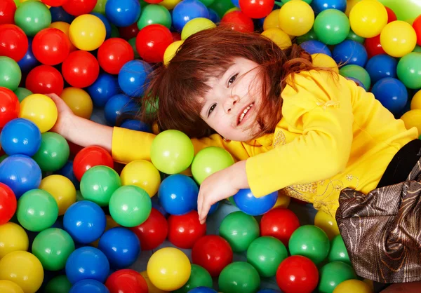Lyckligt barn i grupp färgstarka boll. — Stockfoto