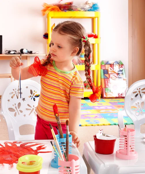 Criança com pintura e pincel na sala de jogos . — Fotografia de Stock
