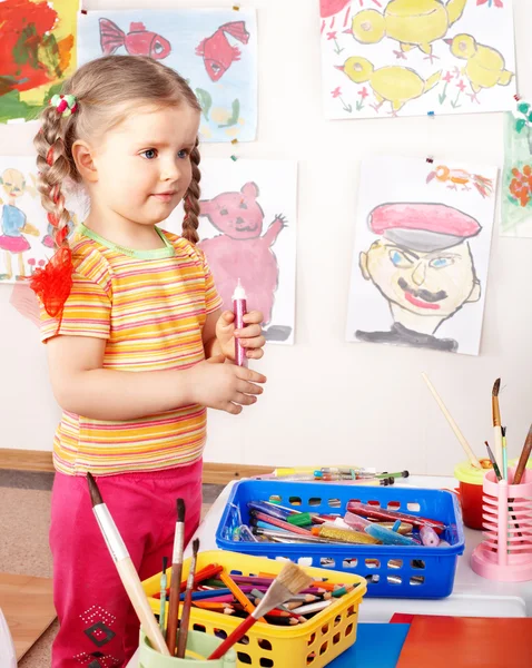 Criança com lápis de cor na sala de jogos . — Fotografia de Stock