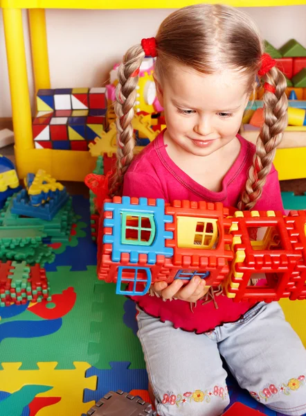 Kind spelen blok en bouw instellen in de speelkamer. — Stockfoto