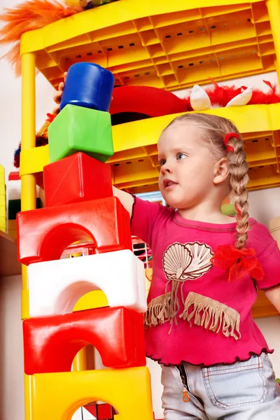 Dítě hrát blok a stavebnictví v herně. — Stock fotografie