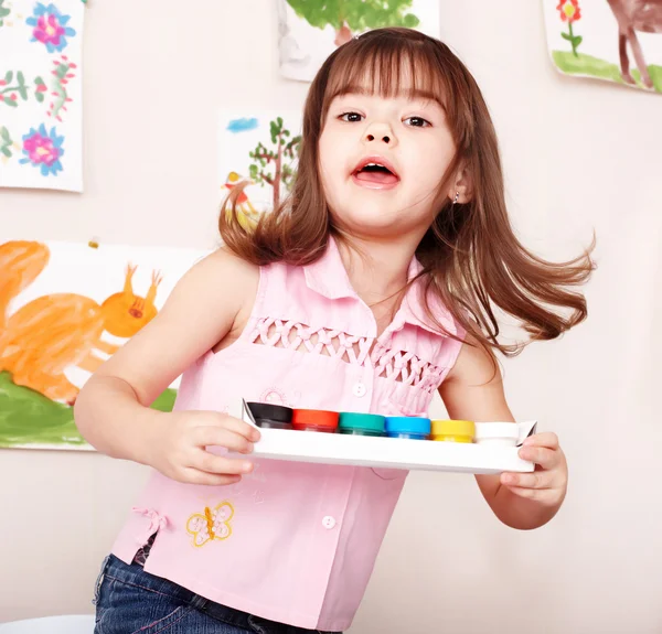 Child with paint in art class . — Stock Photo, Image