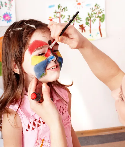 Pré-escolar infantil com pintura facial . — Fotografia de Stock
