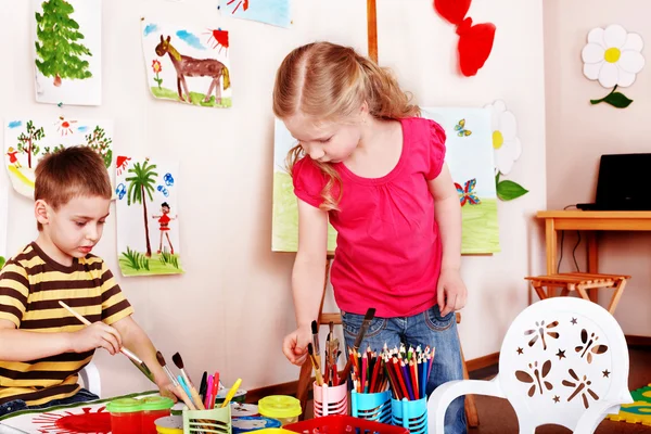 Dziecko rysować farby w sali zabaw. — Zdjęcie stockowe