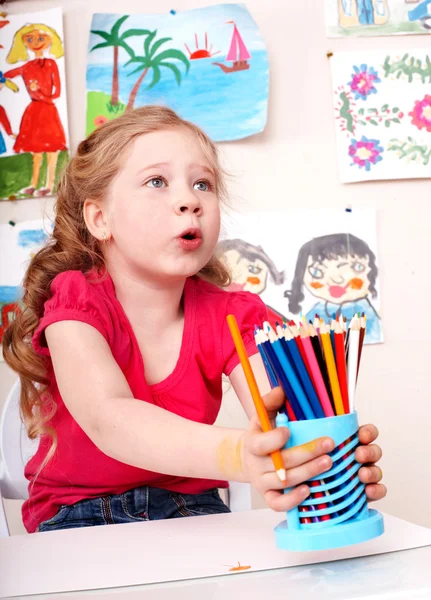 Niño con lápiz en la sala de juegos . — Foto de Stock