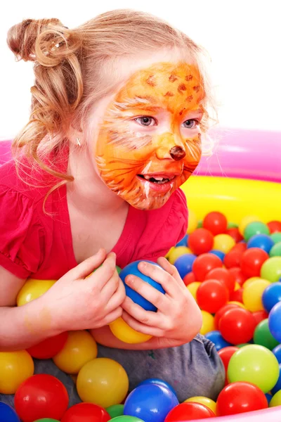 Mały dziewczyna gra kolorowe kulki. — Zdjęcie stockowe