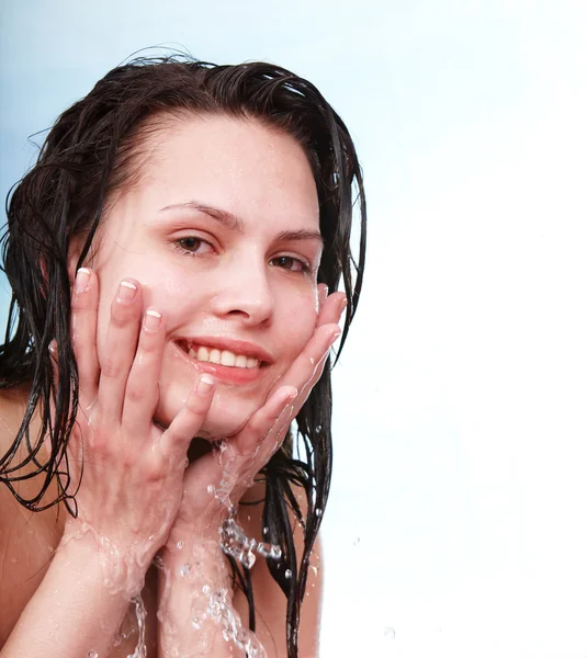 幸せなウェット美しい女の子洗浄. — ストック写真