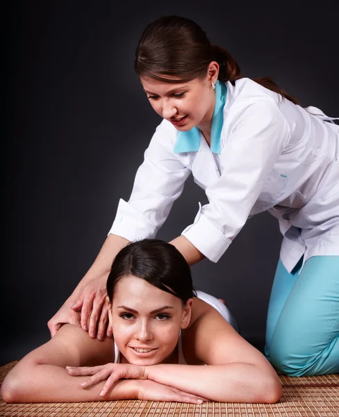 Menina branca bonita ter tailandês massagem . — Fotografia de Stock