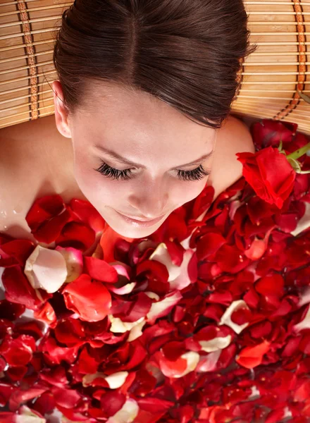 Молода жінка в джакузі з пелюсткою троянди . — стокове фото